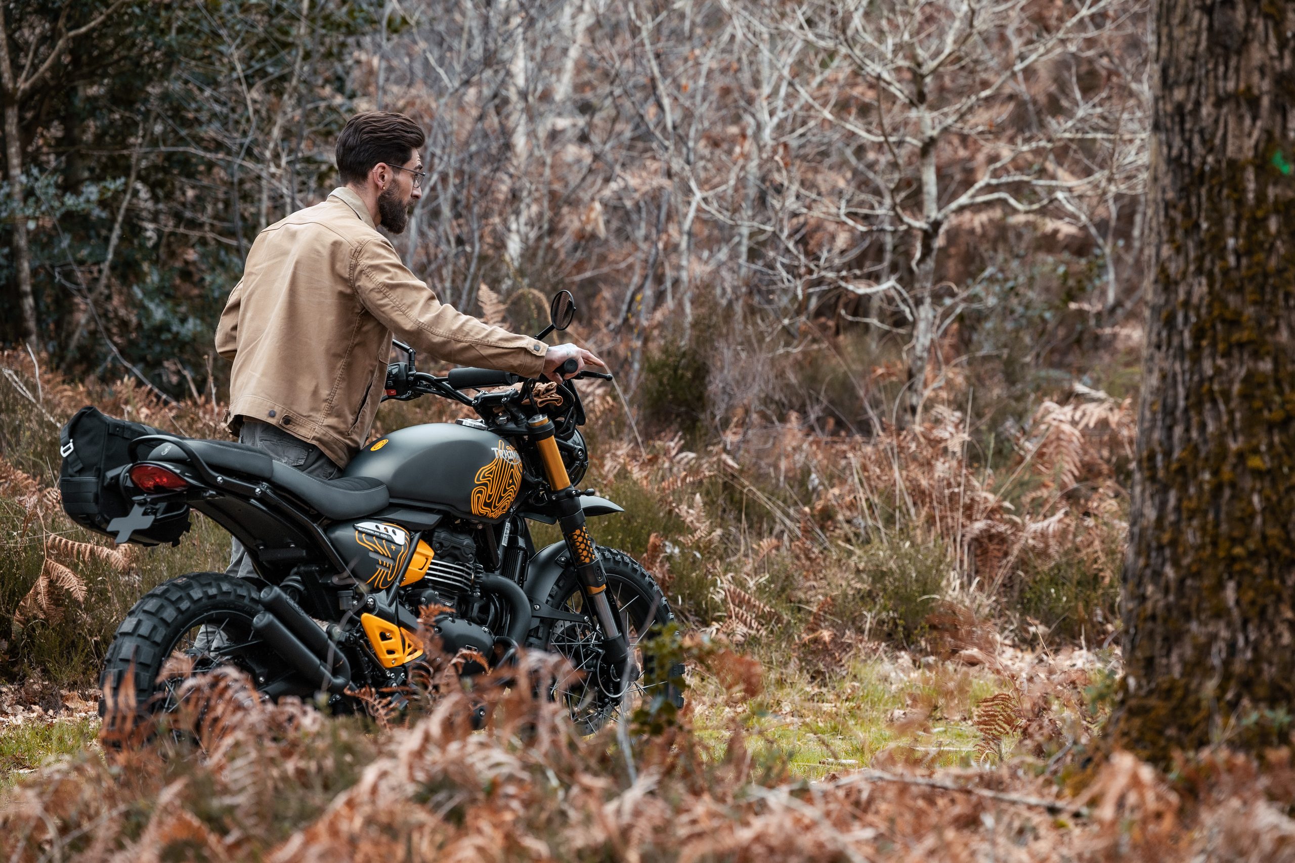 Pilote avec une Triumph Scrambler 400 Escape by FCR Original, moto A2 d'origine