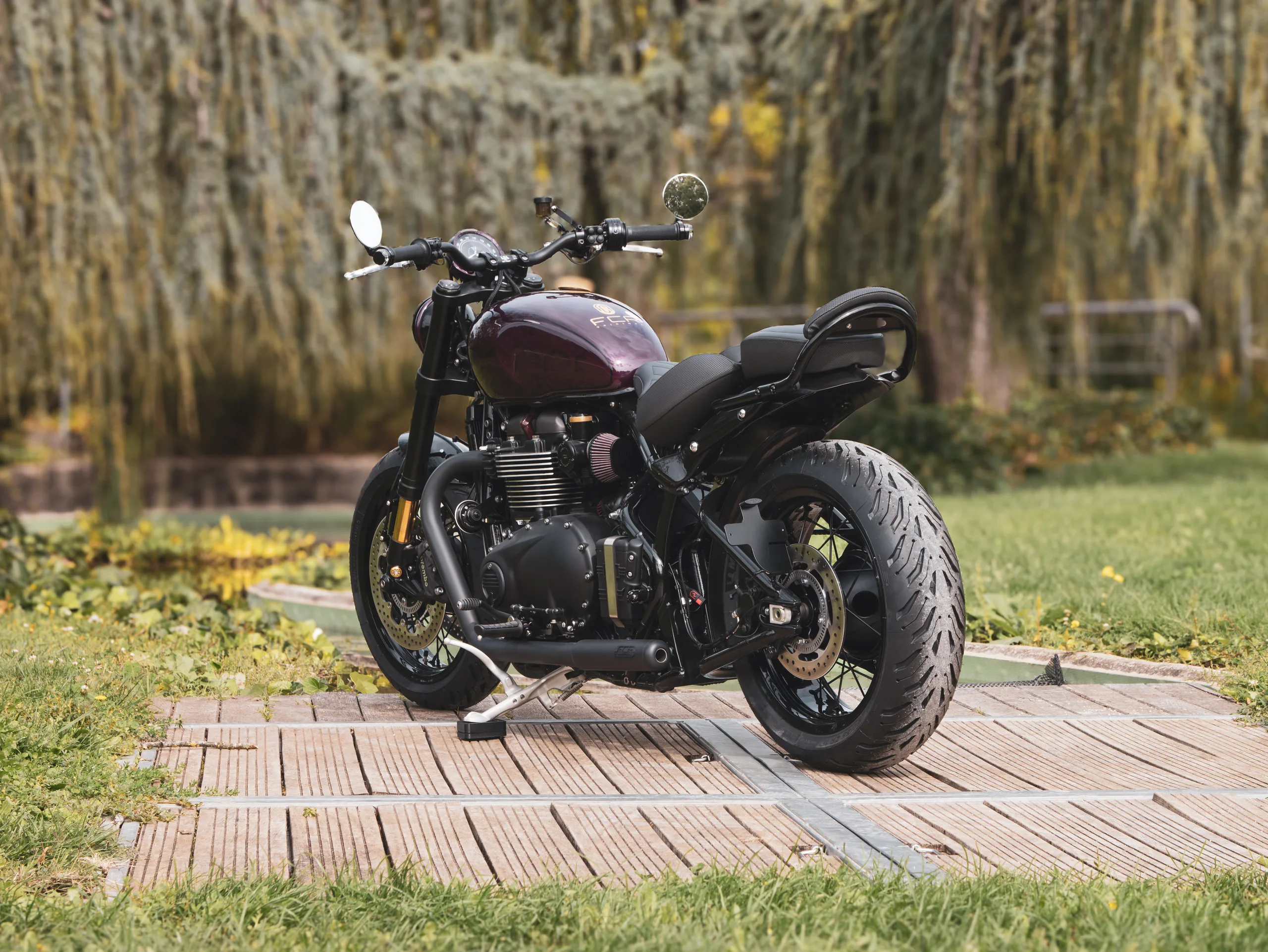 Trois quarts arrière d'un Triumph Bobber préparé par FCR Original, coque arrière sur mesure