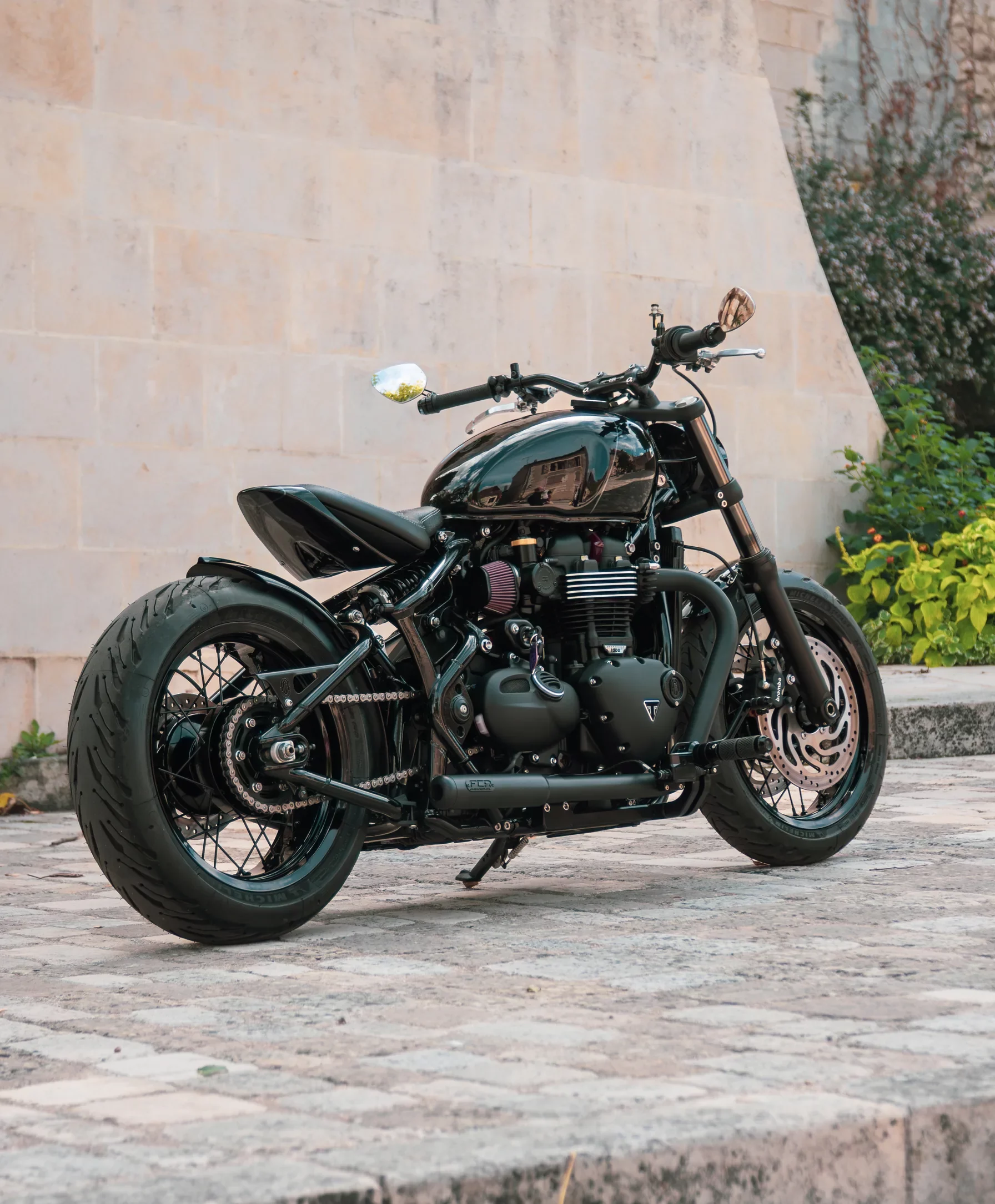 Ligne d'échappement FCR Original sur un Triumph Bobber 1200 préparé, vue latérale