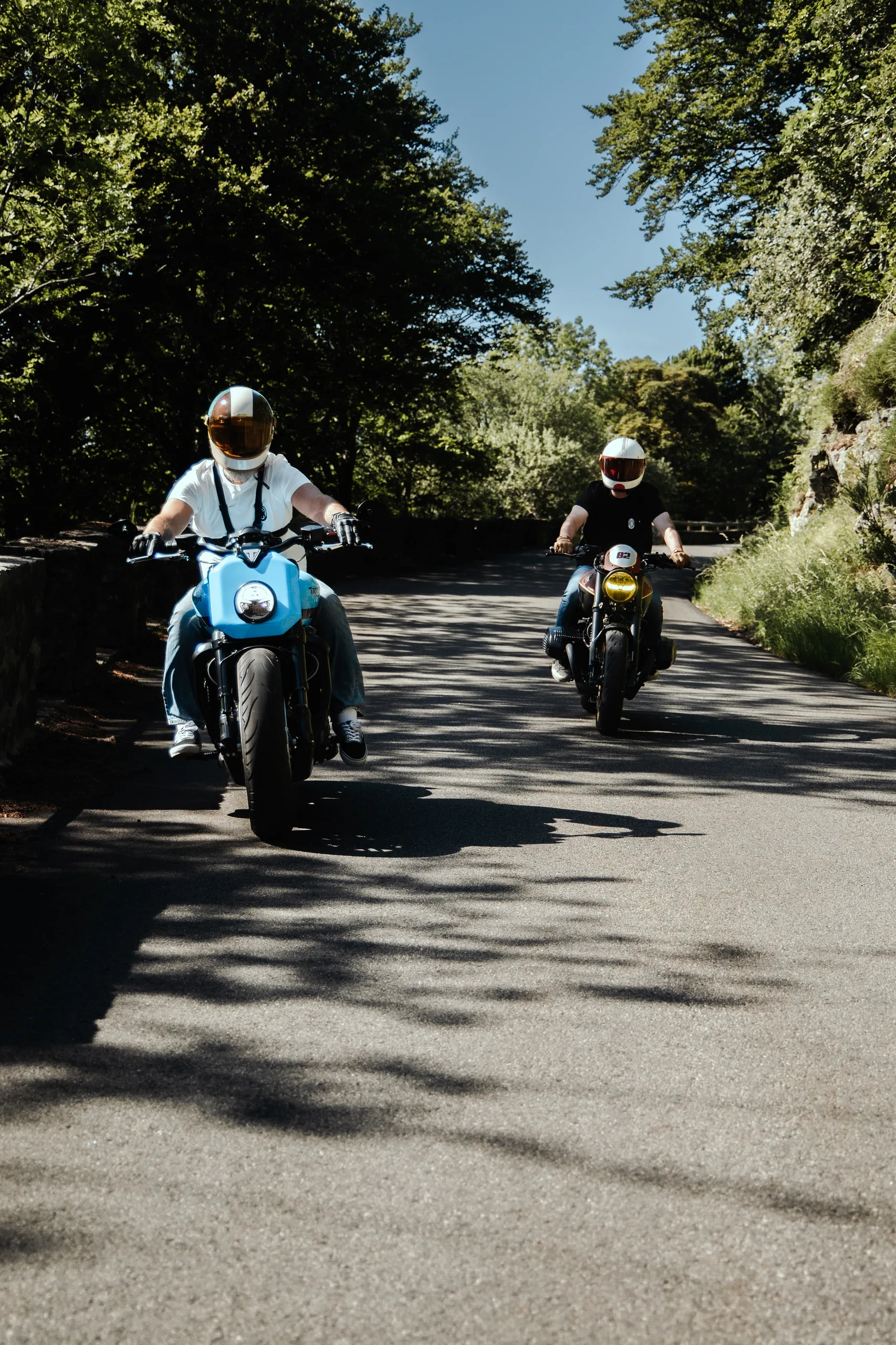 Triumph Rocket 3 custom FCR Original en roulage sur une route forestière