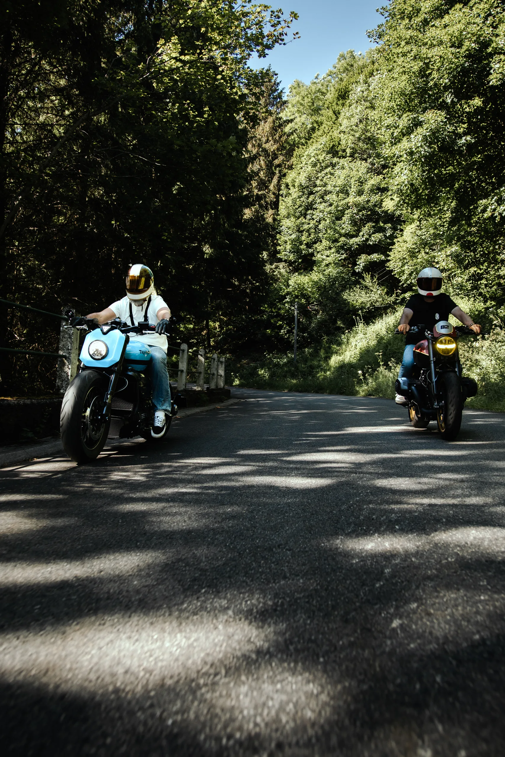 Triumph Rocket 3 FCR Original en tête d'un groupe de motos sur route boisée