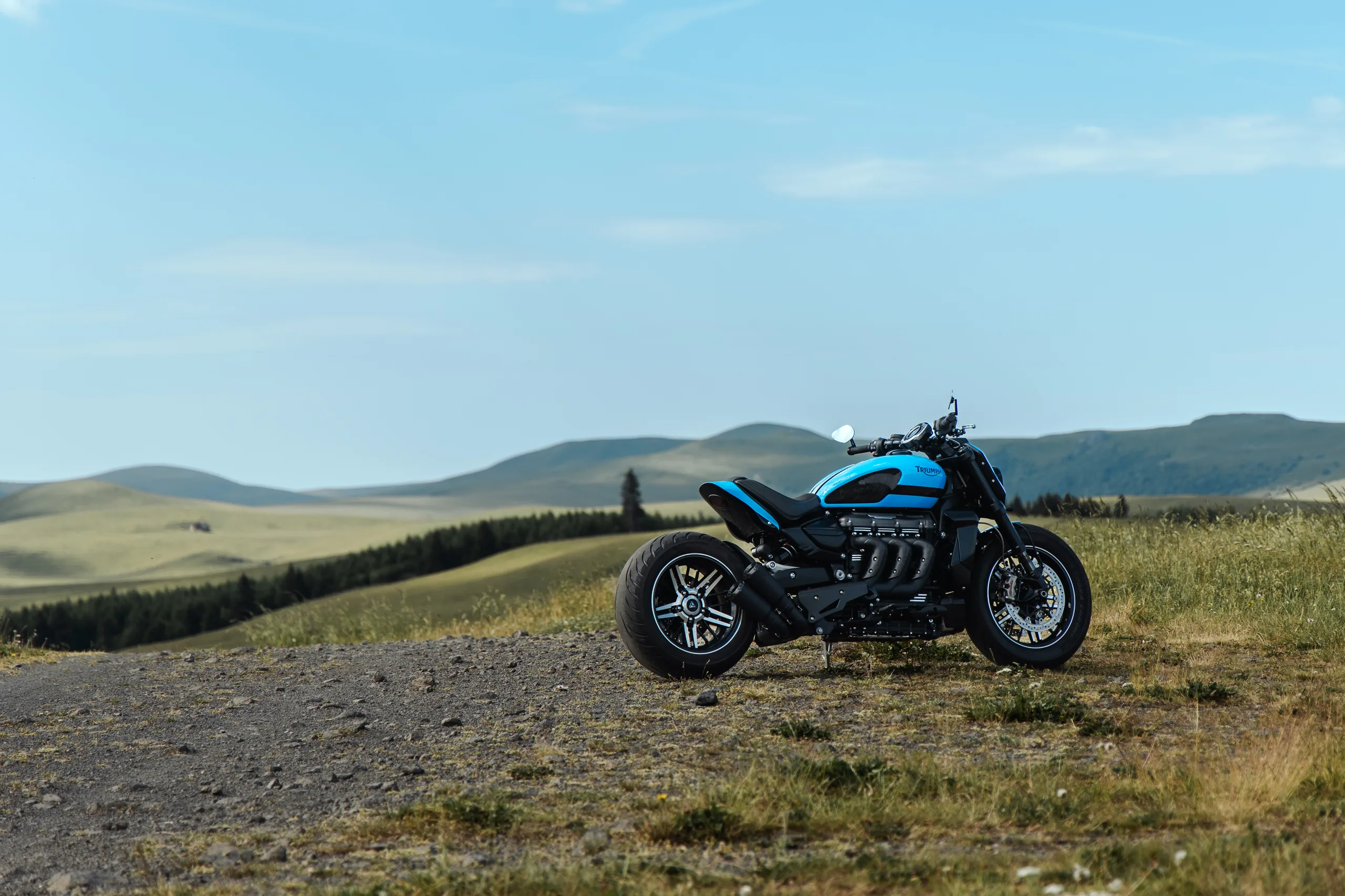 Triumph Rocket 3 FCR Original dans un paysage de plateaux et de collines