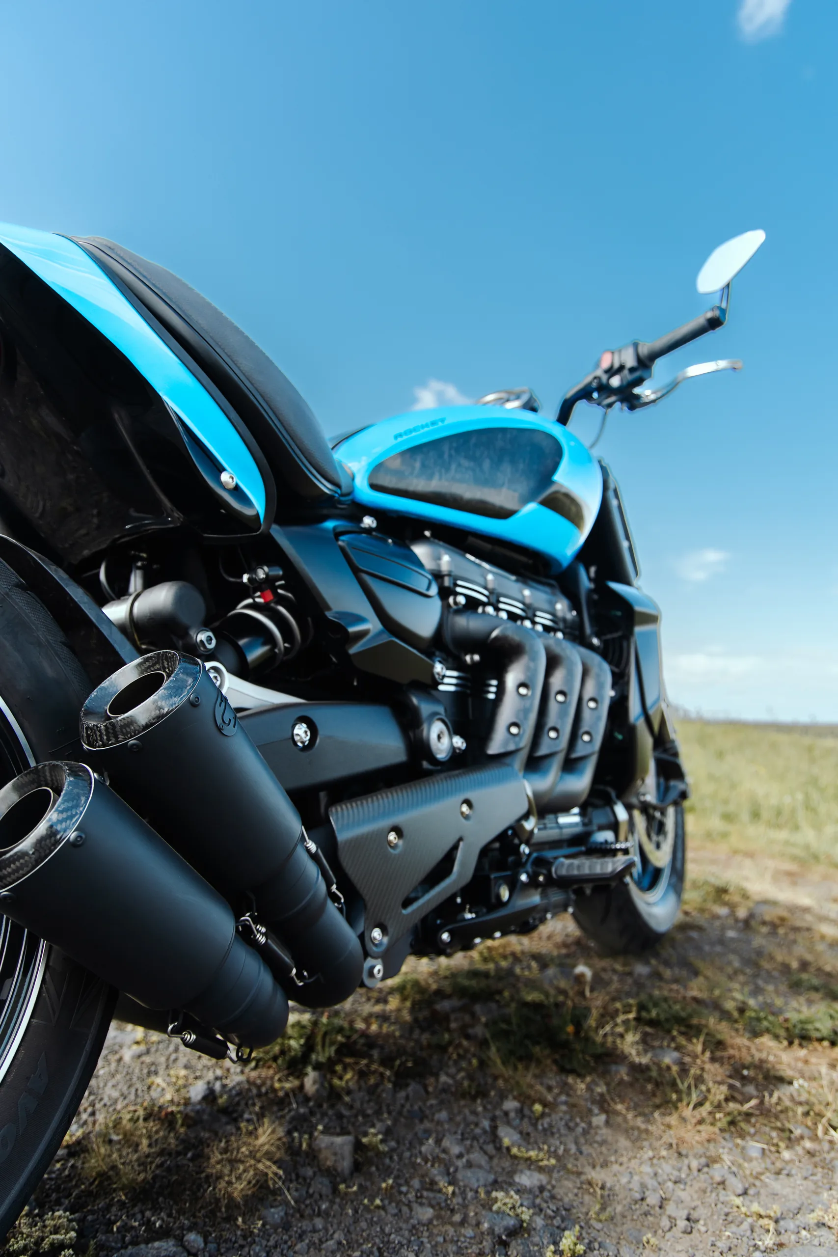 Réservoir, moteur trois cylindres et silencieux IXIL de la Triumph Rocket 3 custom en contre-plongée